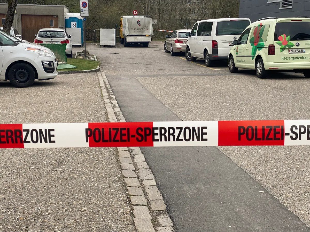 Ein rot-weisses Absperrband der Polizei. Aufgedruckt ist das Wort Polizei-Sperrzone.